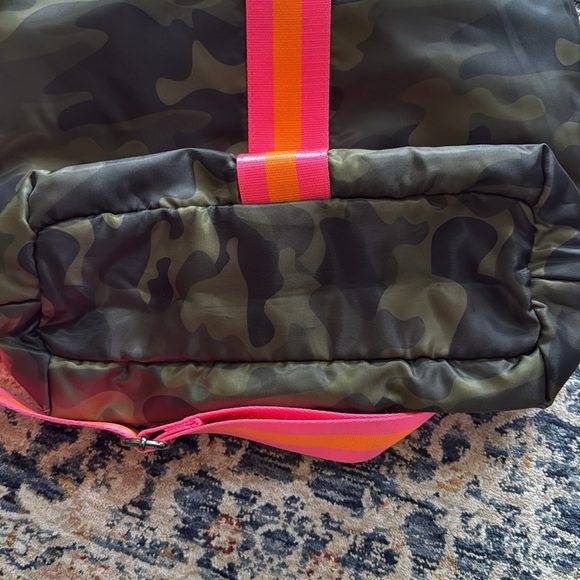 NWOT Haute Shore Camouflage Crossbody Bag - Picture 4 of 4